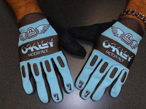 SE-x-Oakley-Factory-Pilot-Gloves-Top